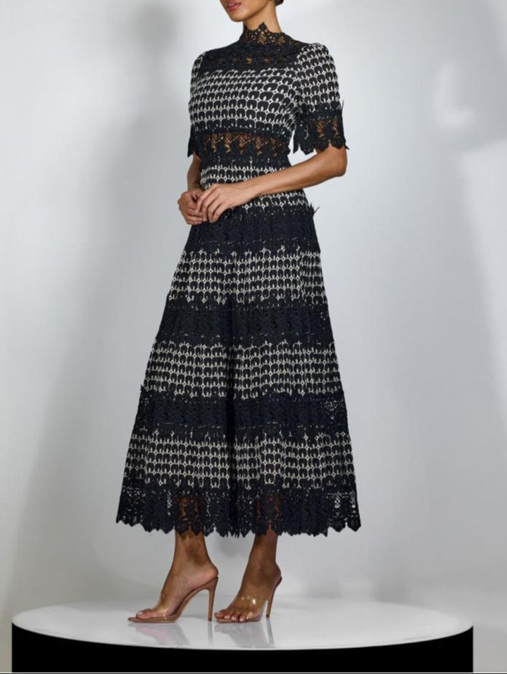 فستان متوسط ​​الطول بجزء من الدانتيل وحافة صدفية – سيلينيسي