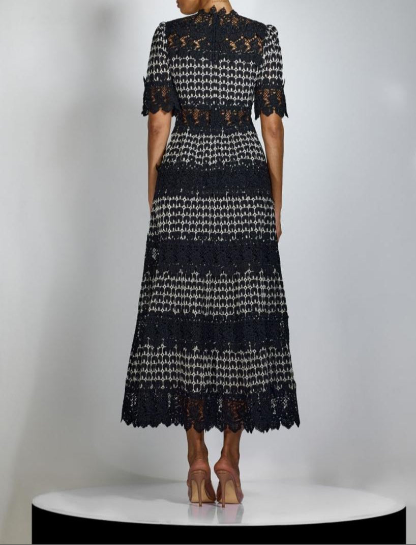 فستان متوسط ​​الطول بجزء من الدانتيل وحافة صدفية – سيلينيسي