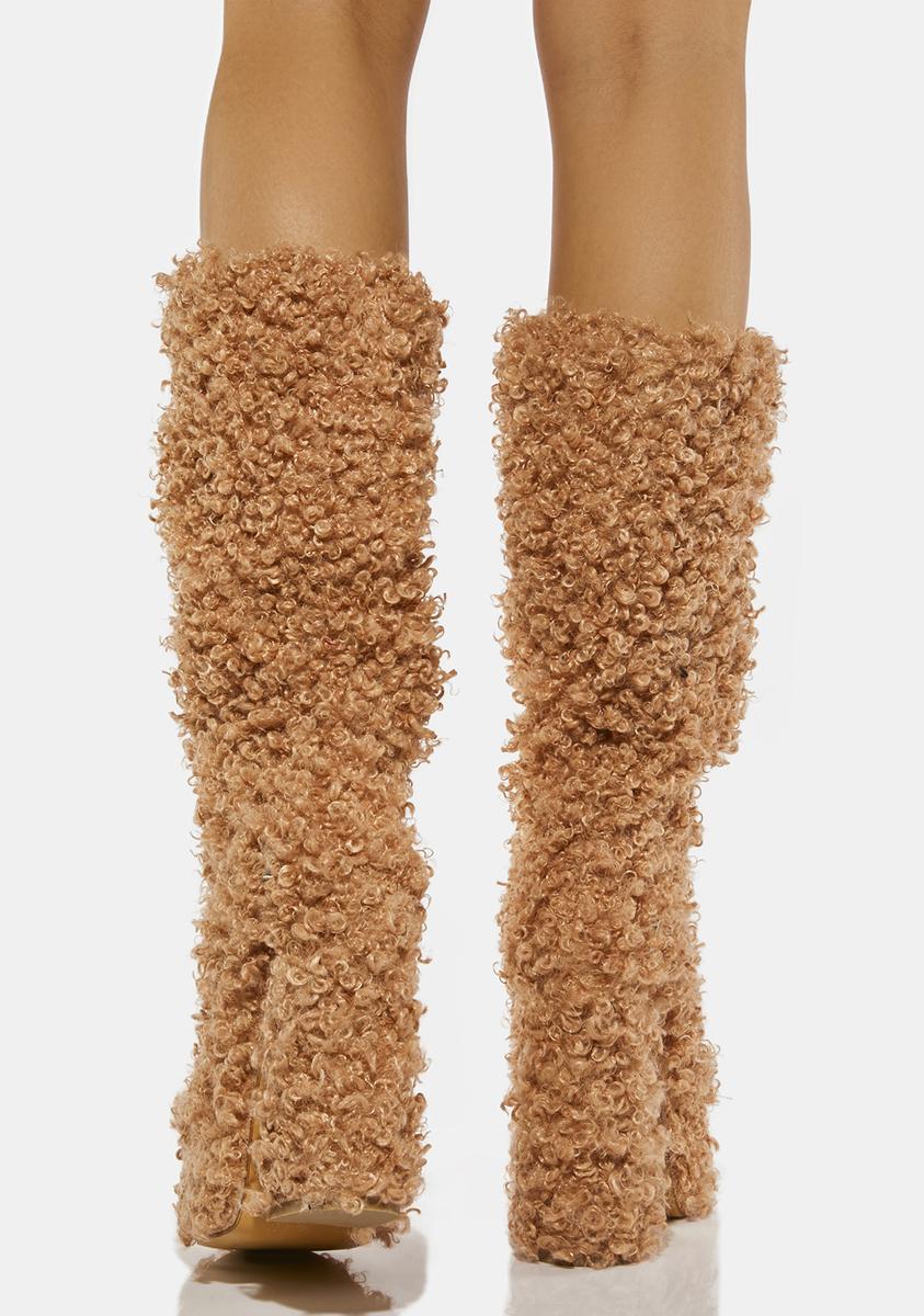 أحذية طويلة تصل إلى الركبة بكعب عالي وفرو صناعي مجعد - برينكلي