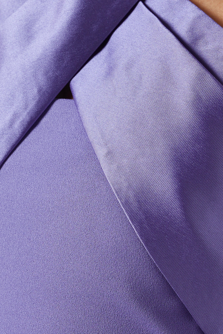 فستان ساتان بفتحة رقبة على شكل حرف V مع طبقة خارجية منسدلة – القرمزي