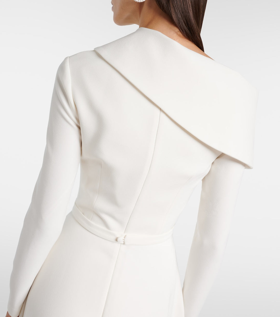 فستان ميدي غير متماثل مكشوف الكتفين مع حزام على الخصر – إيفوري