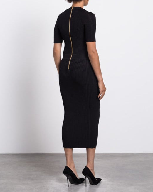 فستان متوسط ​​الطول محبوك بأكمام قصيرة وأزرار ذهبية – أورارلي