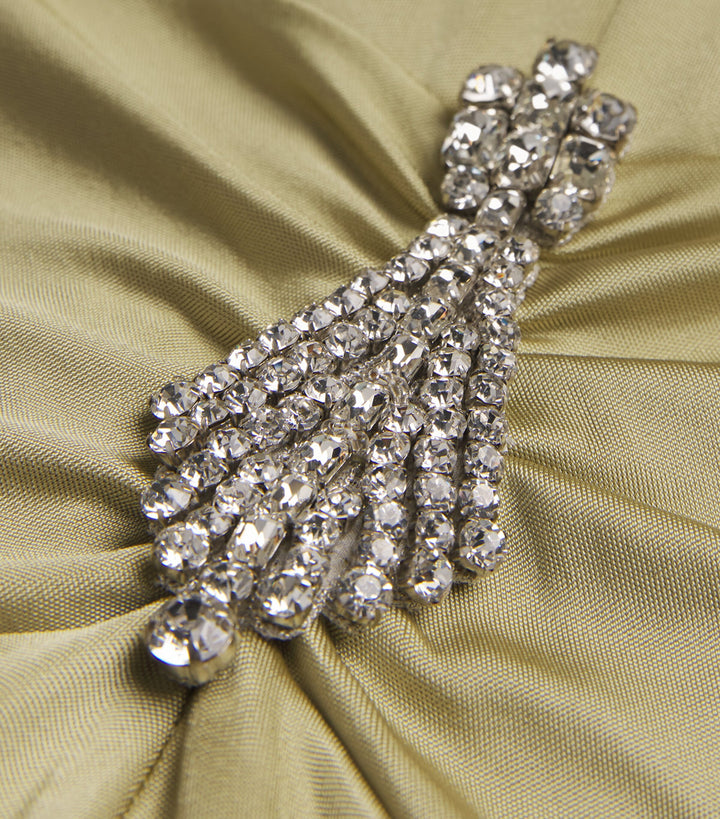 فستان منسدلة بفتحة رقبة على شكل حرف V عميقة ومزين بالكريستال – أوليفيت