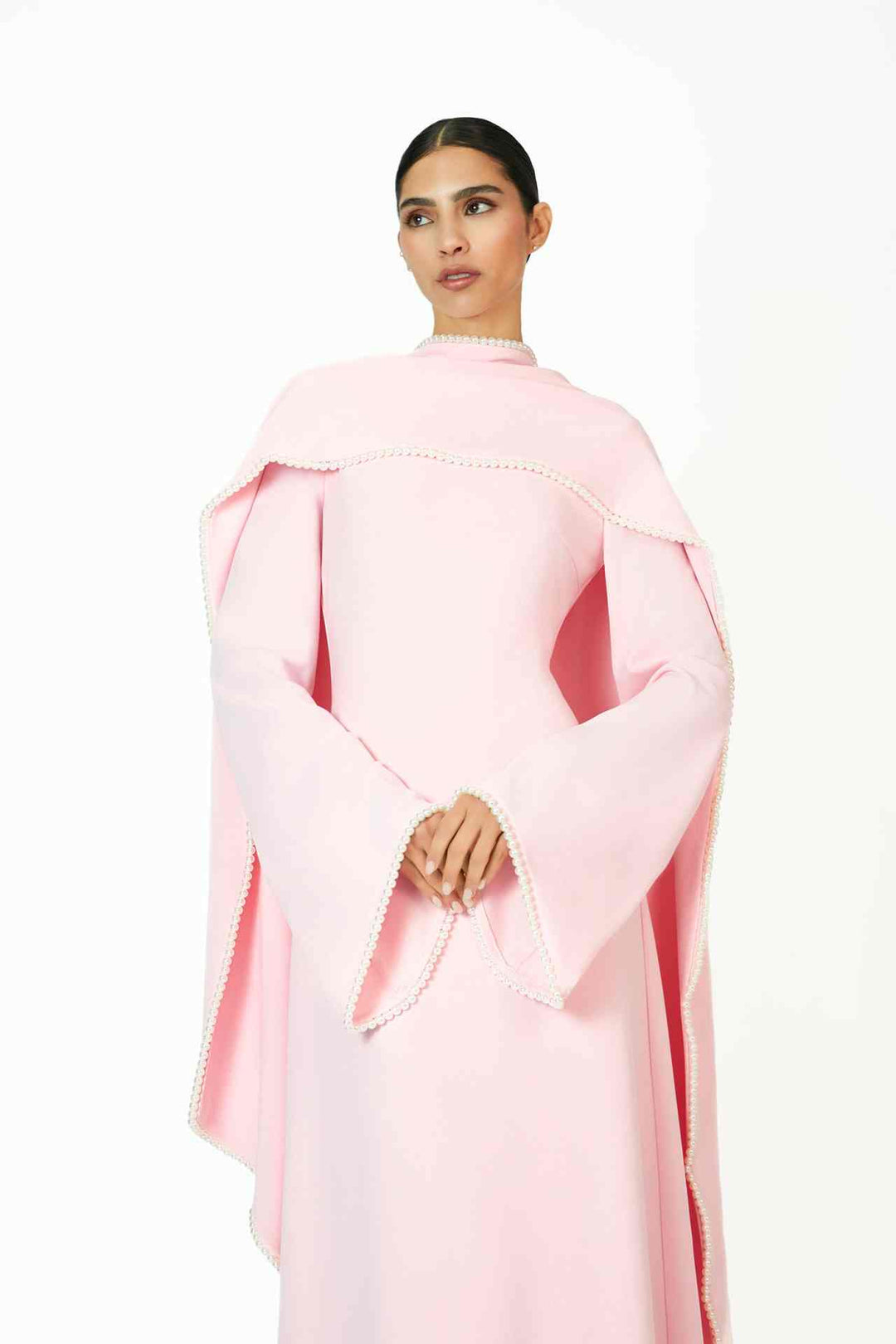 فستان بأكمام طويلة مع عباءة منسدلة مزينة باللؤلؤ – نعمة العاج