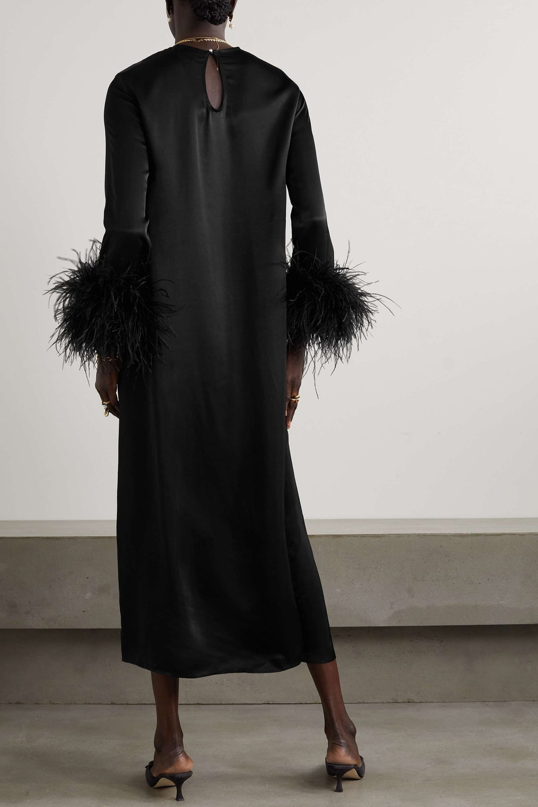 فستان ساتان متوسط ​​الطول مع أكمام من الريش – نوير بلوم