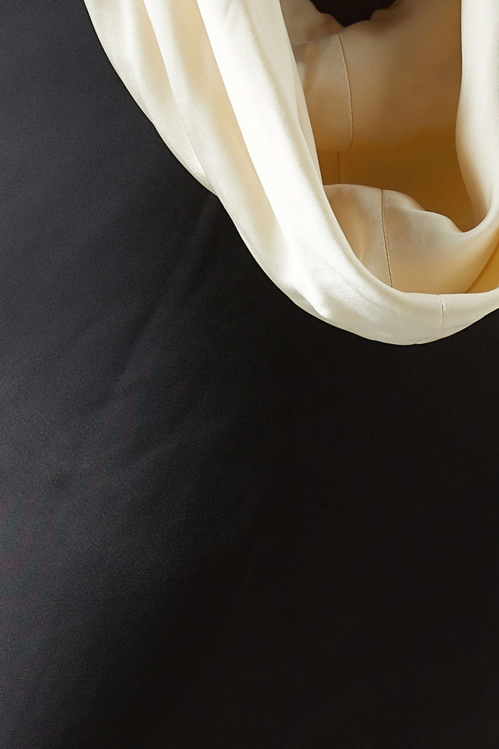 فستان ساتان عمودي بفتحة رقبة متباينة – نوار