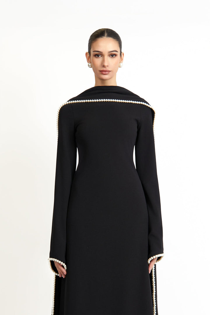 فستان بأكمام طويلة مع عباءة منسدلة مزينة باللؤلؤ – نعمة العاج