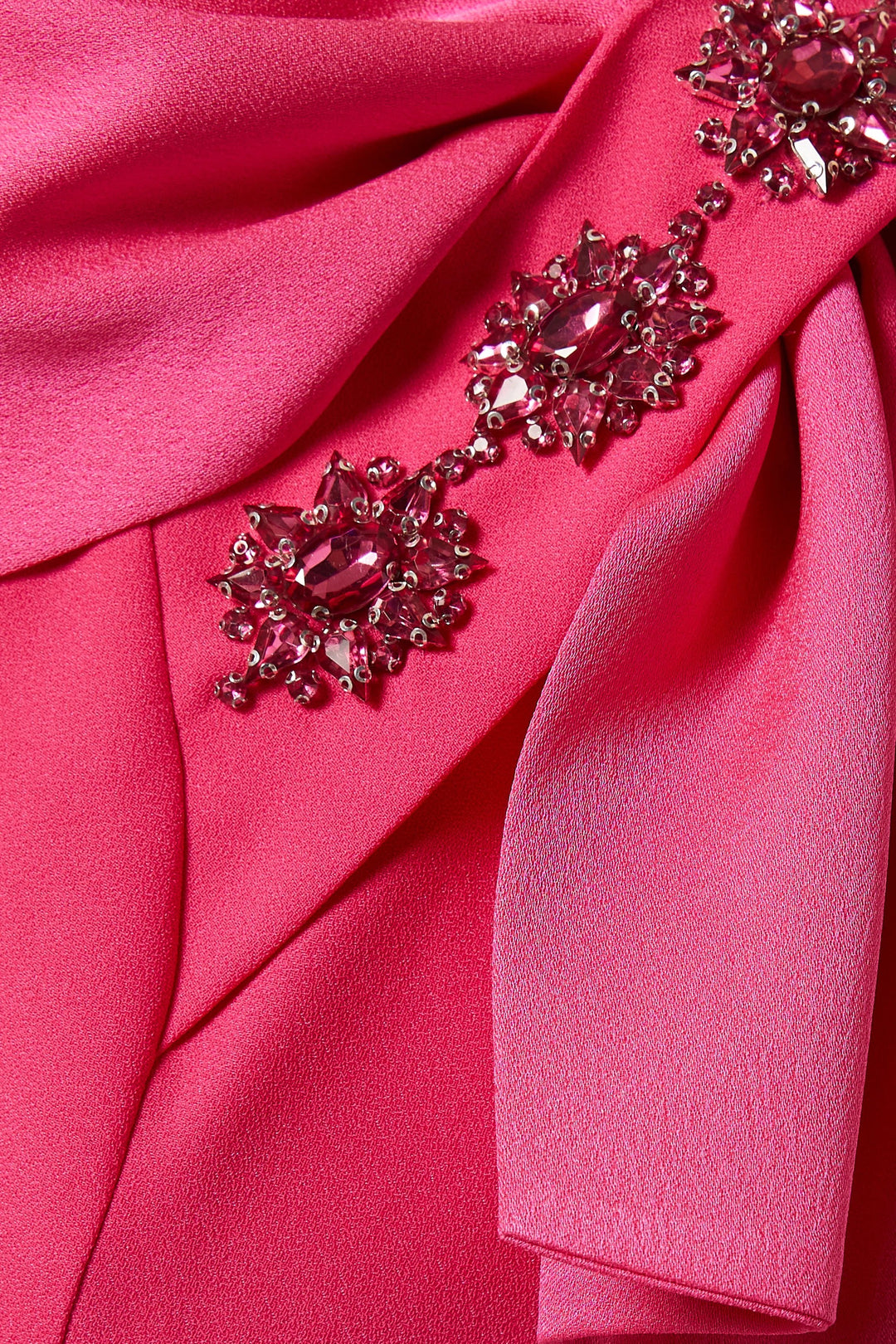 فستان بأكمام طويلة وتفاصيل فيونكة على الكتف – فيفيان