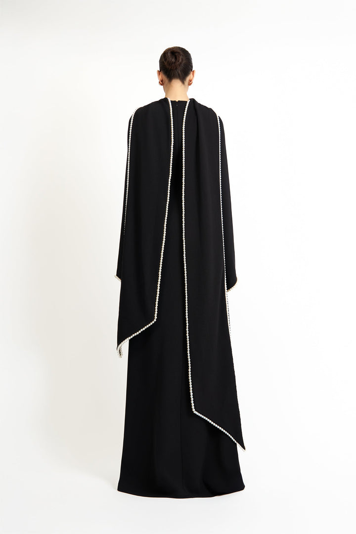 فستان بأكمام طويلة مع عباءة منسدلة مزينة باللؤلؤ – نعمة العاج