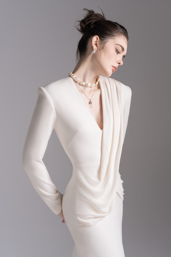 فستان بأكمام طويلة وفتحة رقبة على شكل حرف V – لافينيا