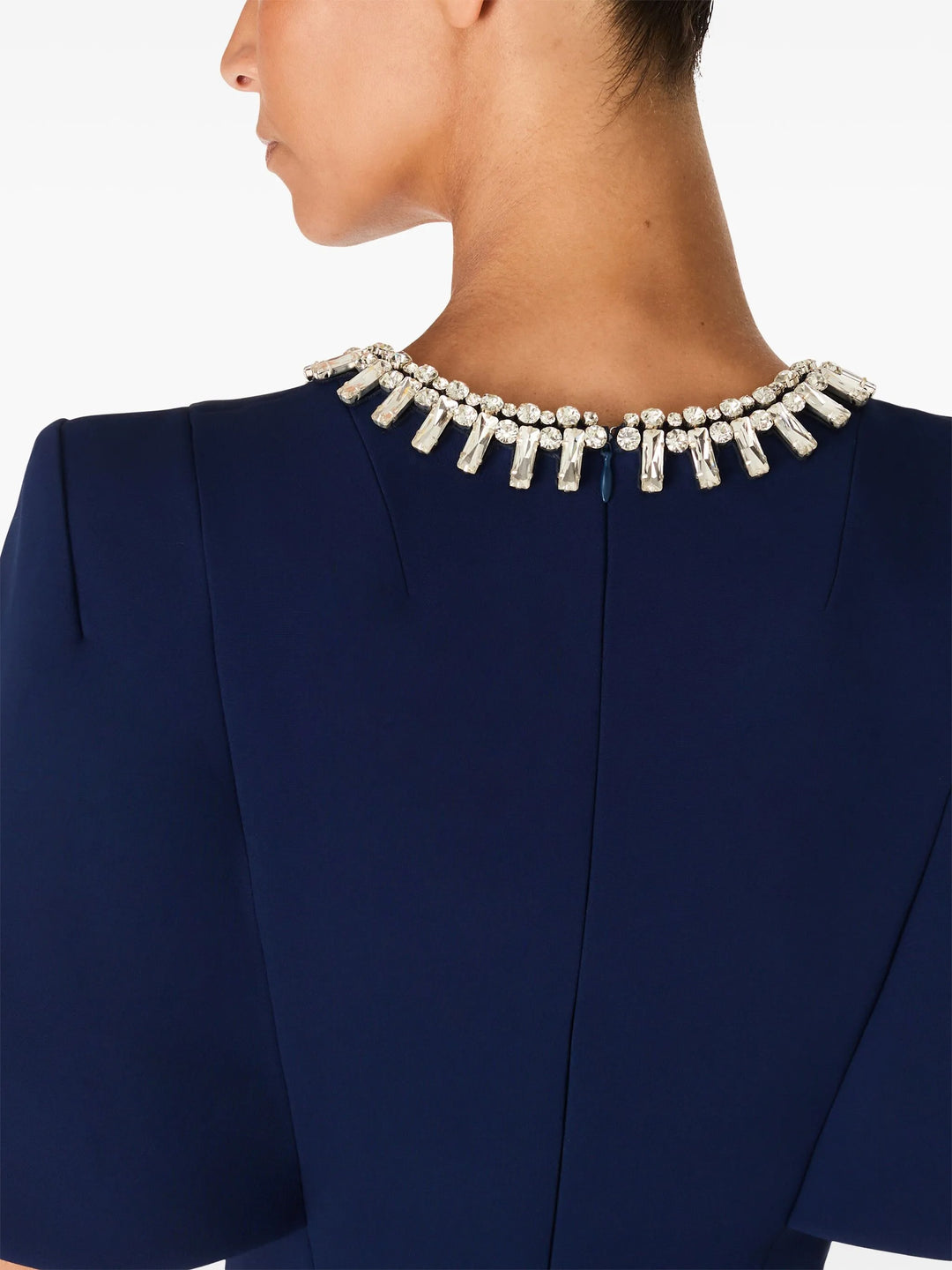 فستان غمد مزين بفتحة رقبة وأكمام منفوخة – فداه