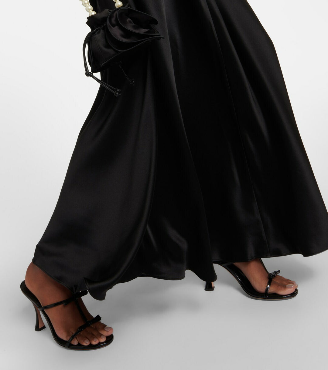 فستان من المخمل والساتان مع حواف من الدانتيل – نوير