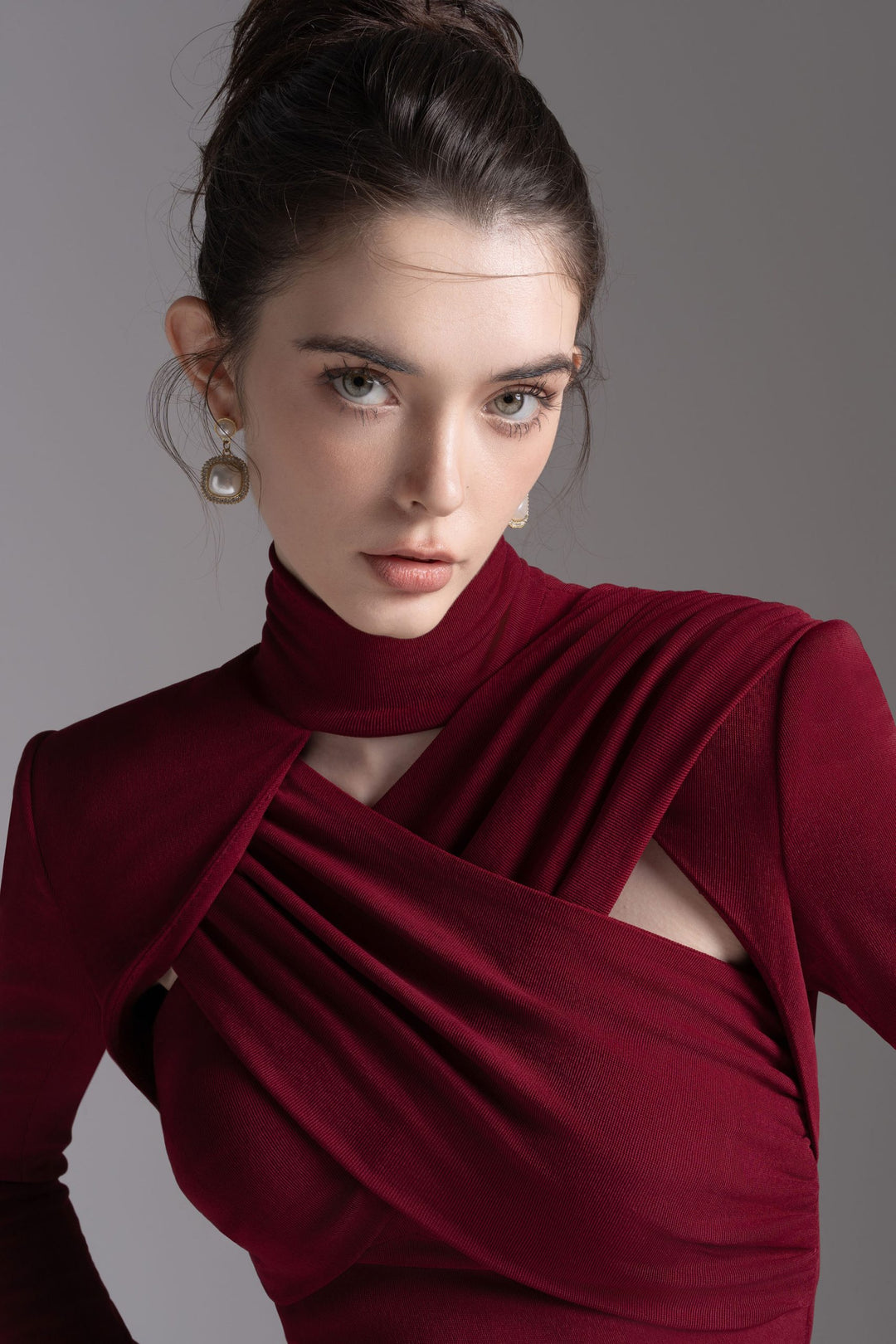 فستان منفوش بفتحات ورقبة عالية – سكارليتا