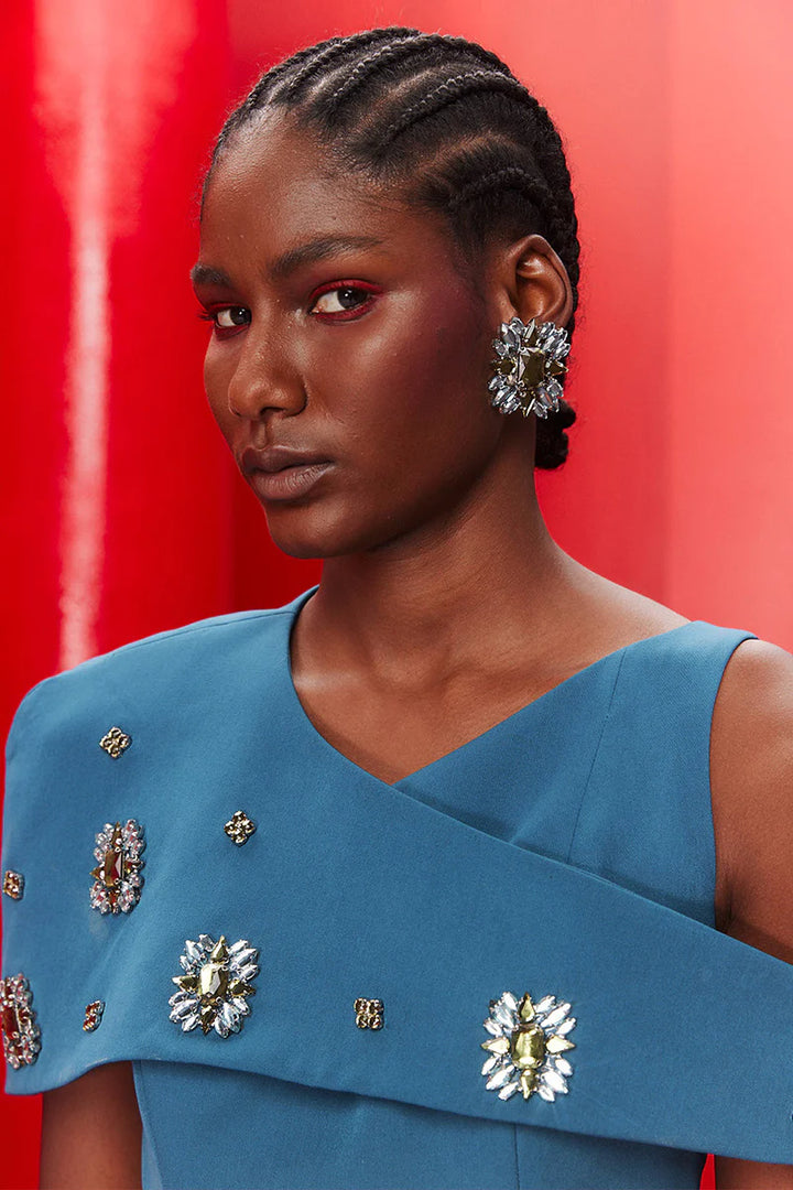 فستان عمودي بكتف واحد مع طبقة من الكاب المزخرف – أزوريه