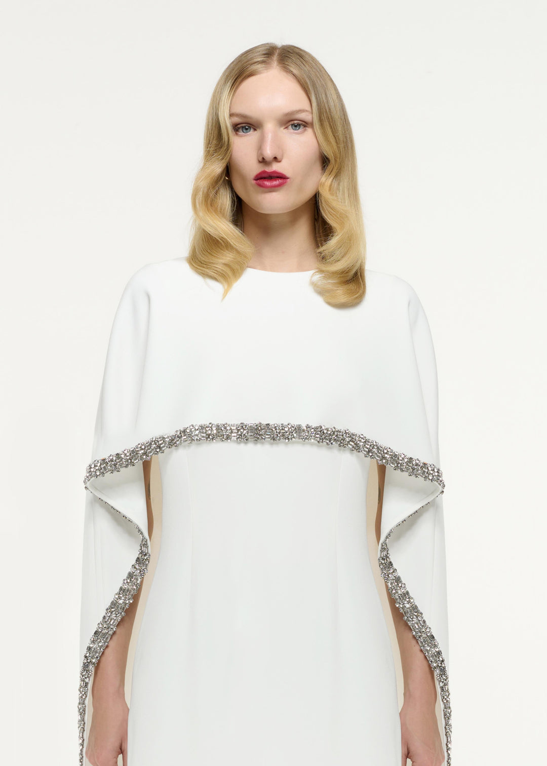 فستان قصير بأكمام كاب مزخرف – إيلانورا