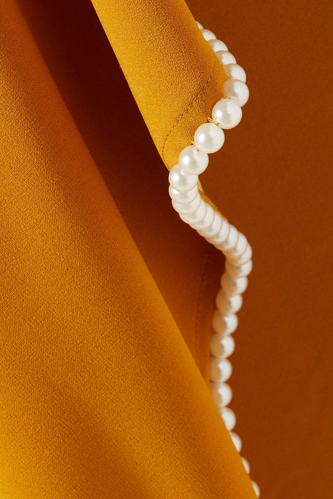 فستان بأكمام طويلة وأساور واسعة مزينة باللؤلؤ – أوفيليا