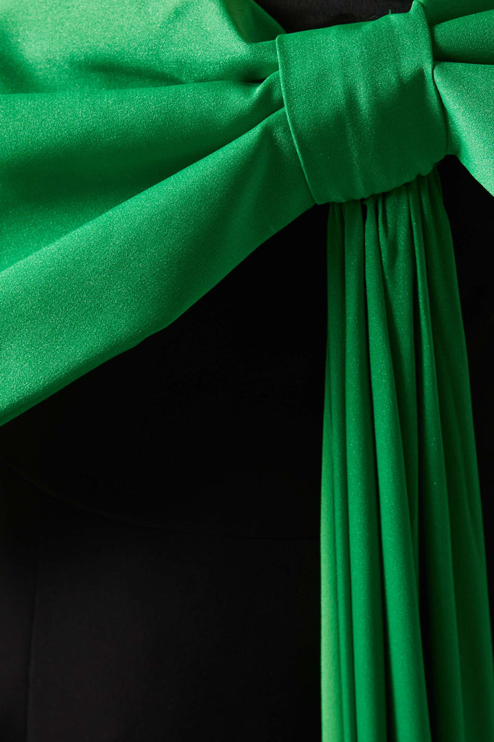 فستان بأكمام طويلة مع فيونكة ساتان كبيرة الحجم – الزمرد