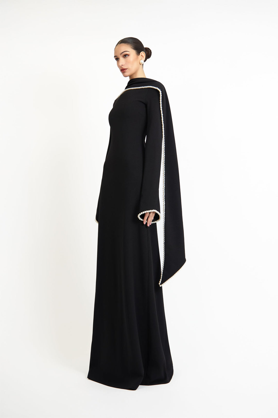 فستان بأكمام طويلة مع عباءة منسدلة مزينة باللؤلؤ – نعمة العاج