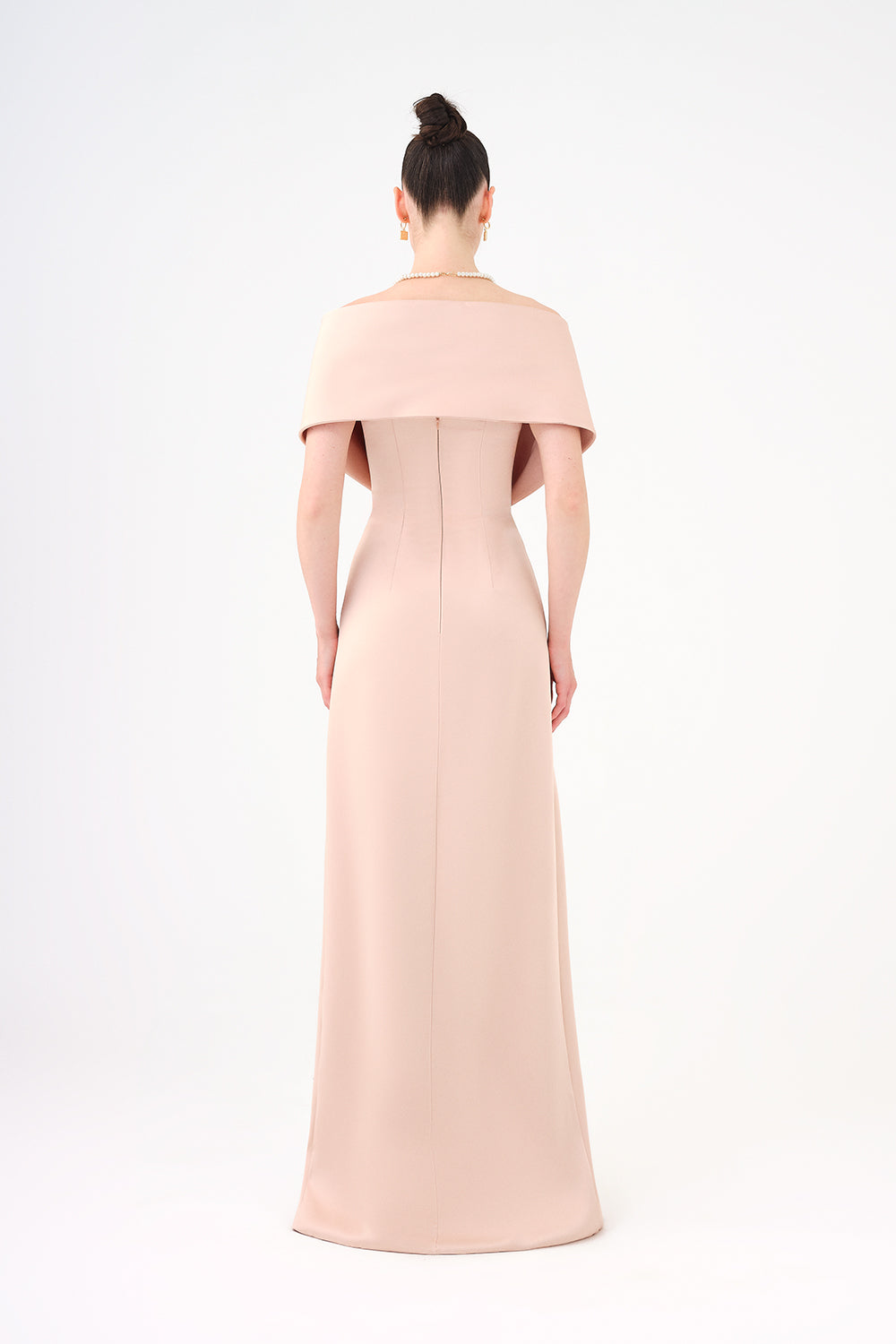 فستان عمودي مكشوف الكتفين مع صدرية مطوية منحوتة – أوريليا