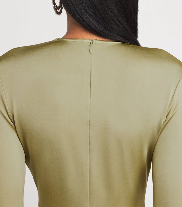 فستان منسدلة بفتحة رقبة على شكل حرف V عميقة ومزين بالكريستال – أوليفيت