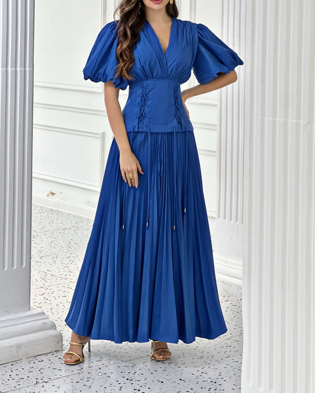 فستان ماكسي مطوي بفتحة رقبة على شكل حرف V وأكمام منفوخة – إليكلي