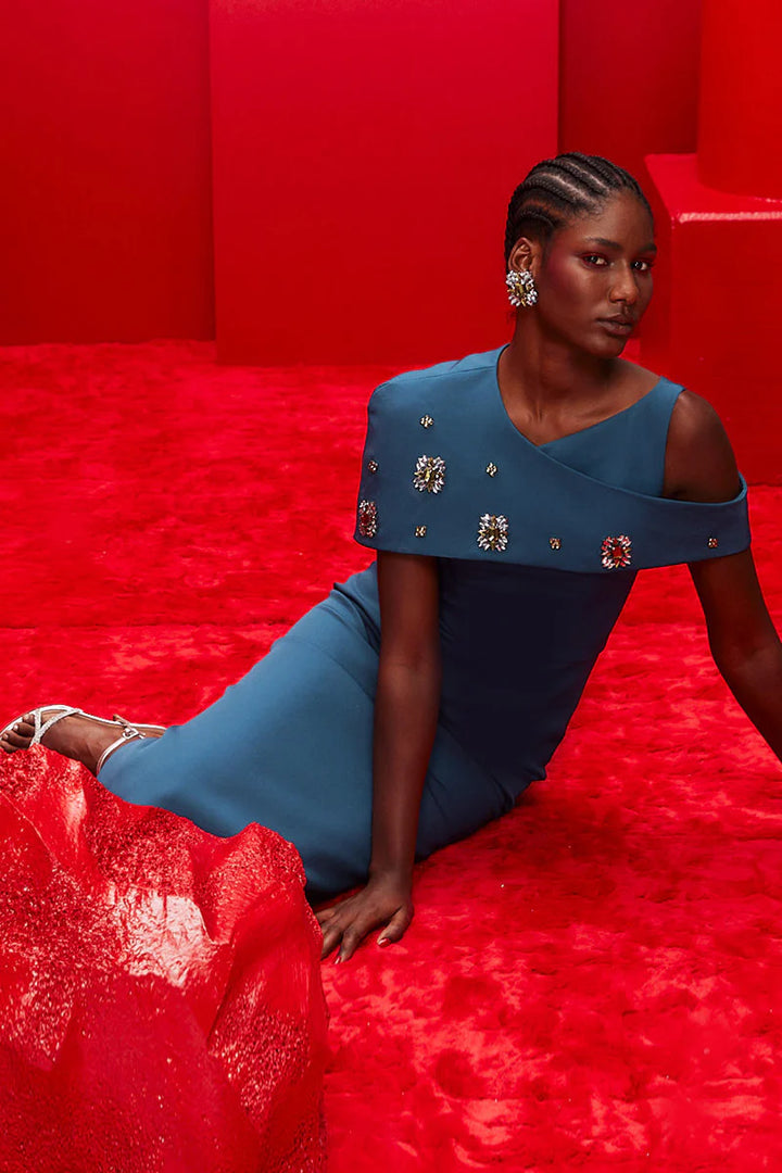 فستان عمودي بكتف واحد مع طبقة من الكاب المزخرف – أزوريه