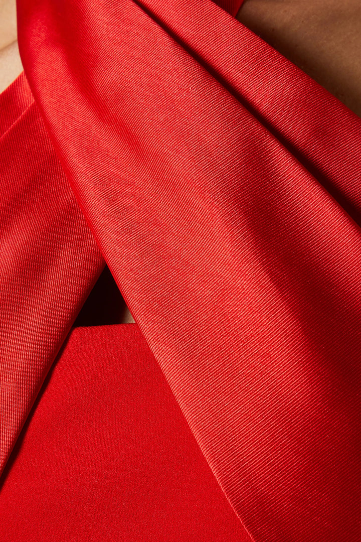 فستان ساتان بفتحة رقبة على شكل حرف V مع طبقة خارجية منسدلة – القرمزي