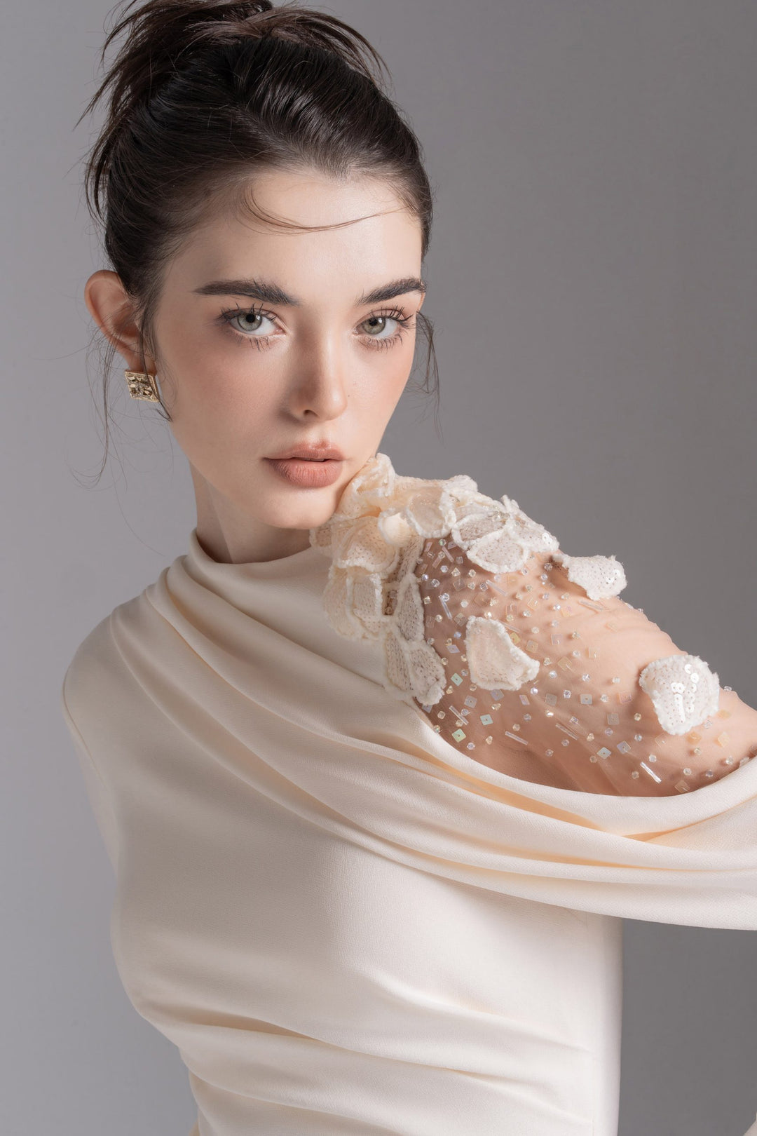 فستان مزين غير متماثل على الكتف – موسيقى ليلية