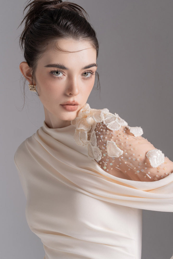 فستان مزين غير متماثل على الكتف – موسيقى ليلية