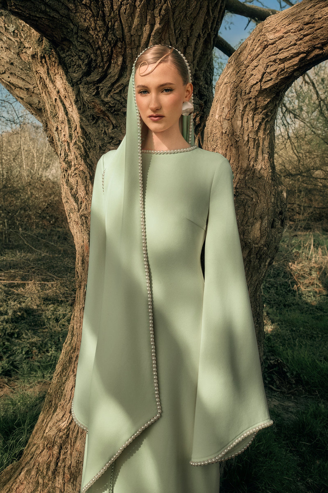 فستان بأكمام طويلة مع عباءة منسدلة مزينة باللؤلؤ – نعمة العاج