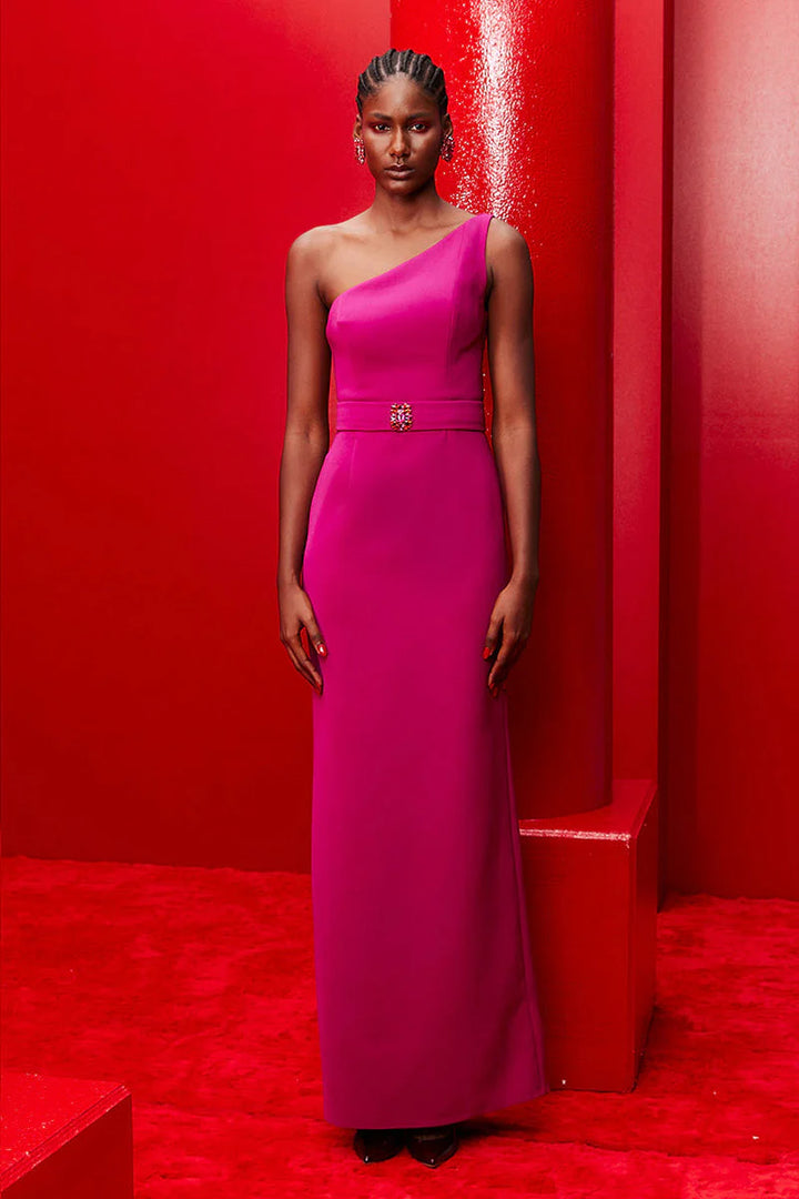 فستان غير متماثل بكتف واحد وأكمام على شكل كيب – الفوشيا