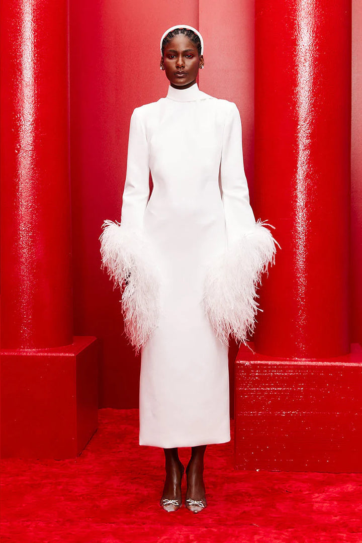 فستان متوسط ​​الطول برقبة عالية وأكمام من الريش – عاجي