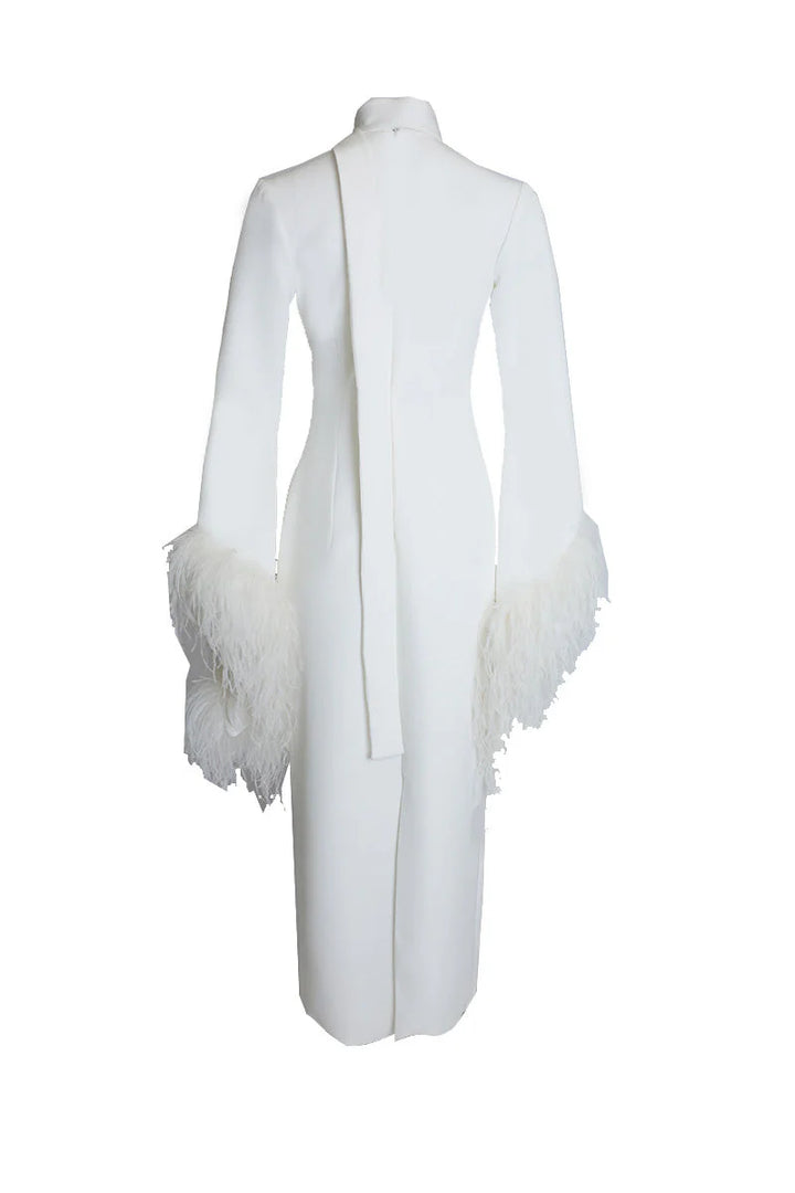 فستان متوسط ​​الطول برقبة عالية وأكمام من الريش – عاجي