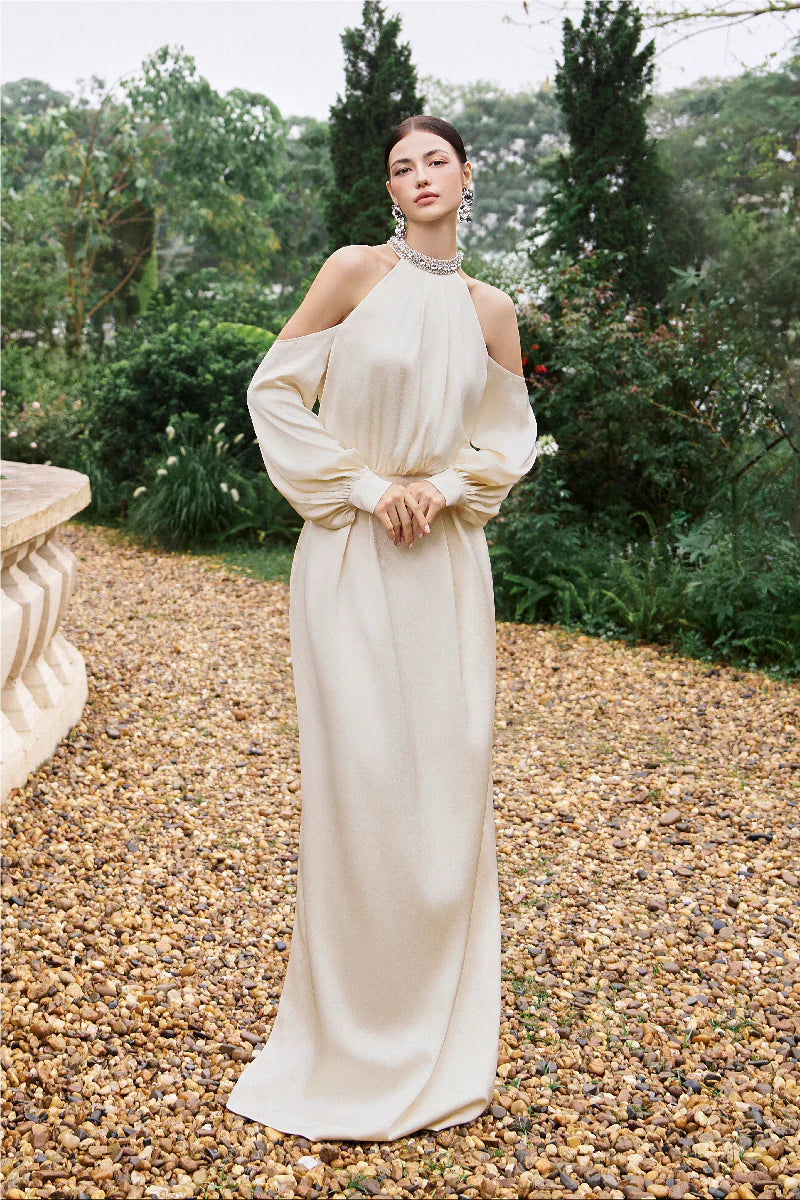 فستان مكشوف الكتفين مع رقبة مزينة على شكل هالتر – أميرة