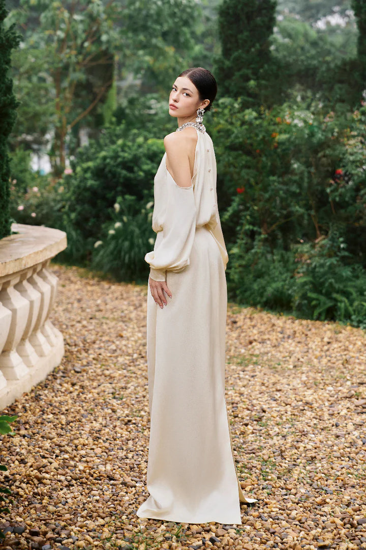 فستان مكشوف الكتفين مع رقبة مزينة على شكل هالتر – أميرة