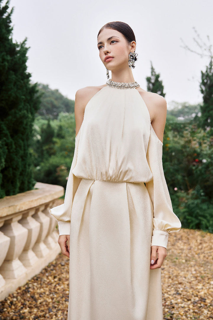 فستان مكشوف الكتفين مع رقبة مزينة على شكل هالتر – أميرة