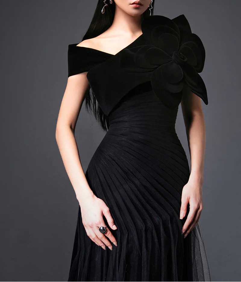 فستان مخملي مكشوف الكتفين مع فيونكة – فالنتينا