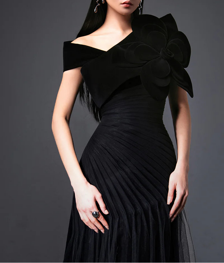 فستان مخملي مكشوف الكتفين مع فيونكة – فالنتينا