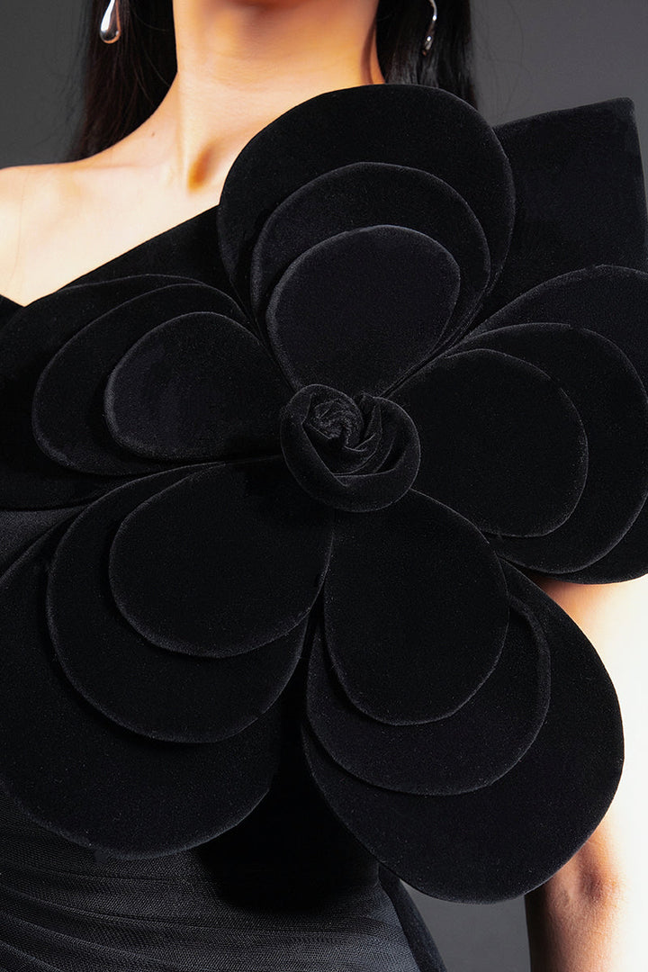 فستان مخملي مكشوف الكتفين مع فيونكة – فالنتينا