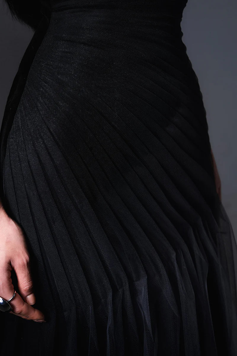 فستان مخملي مكشوف الكتفين مع فيونكة – فالنتينا