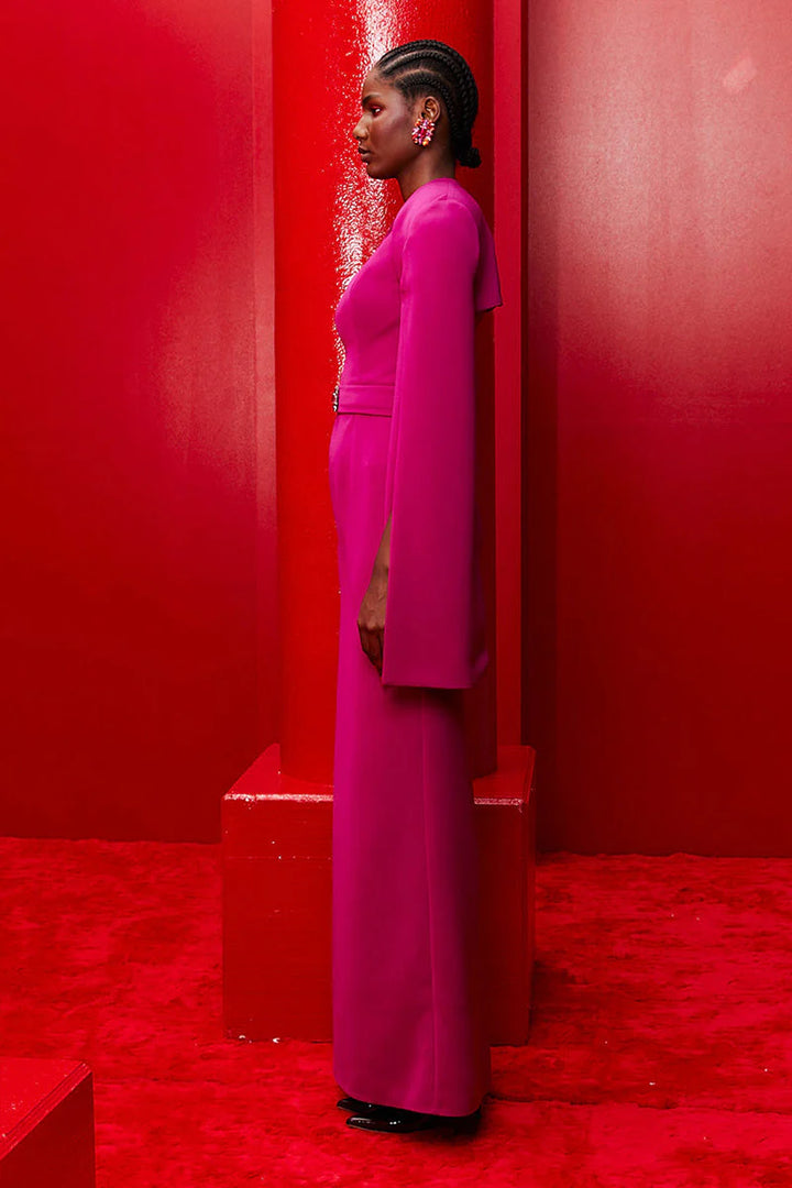 فستان غير متماثل بكتف واحد وأكمام على شكل كيب – الفوشيا