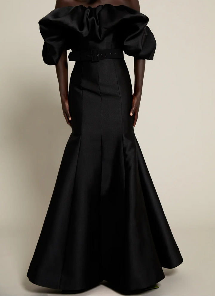 فستان حورية البحر مكشوف الكتفين مع صدّار مكشكش منحوت – نوير