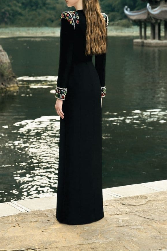 فستان عمودي بأكمام طويلة وأكتاف مزينة – أريستيلا