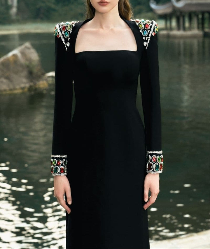 فستان عمودي بأكمام طويلة وأكتاف مزينة – أريستيلا