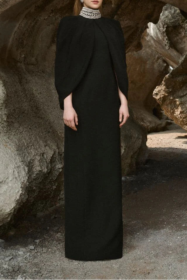 فستان كيب مزخرف برقبة عالية – بلاك