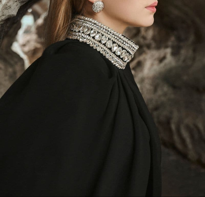 فستان كيب مزخرف برقبة عالية – بلاك