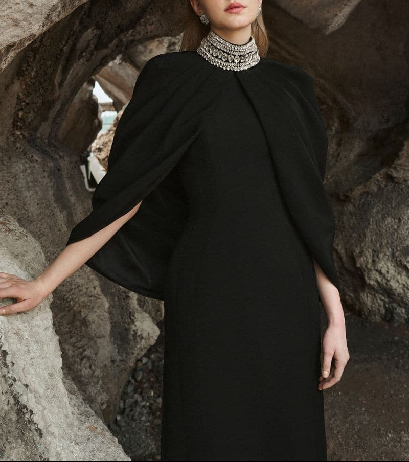 فستان كيب مزخرف برقبة عالية – بلاك