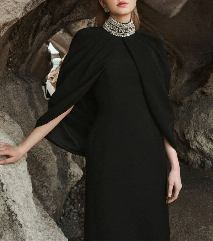 فستان كيب مزخرف برقبة عالية – بلاك