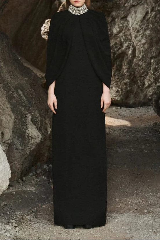 فستان كيب مزخرف برقبة عالية – بلاك