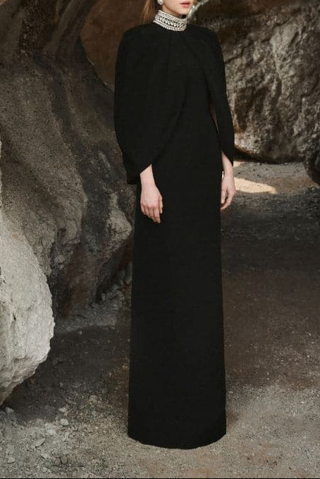 فستان كيب مزخرف برقبة عالية – بلاك